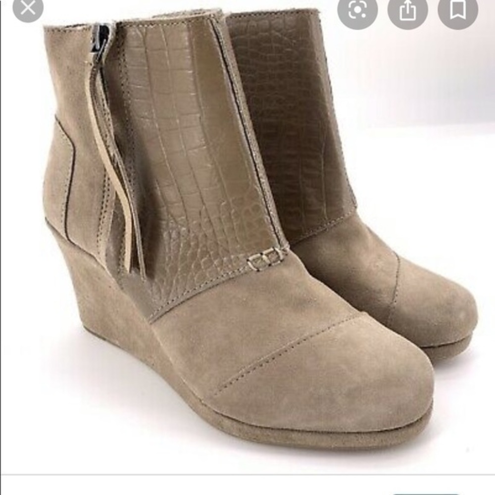 Tan crocodile patterned Toms suede boots